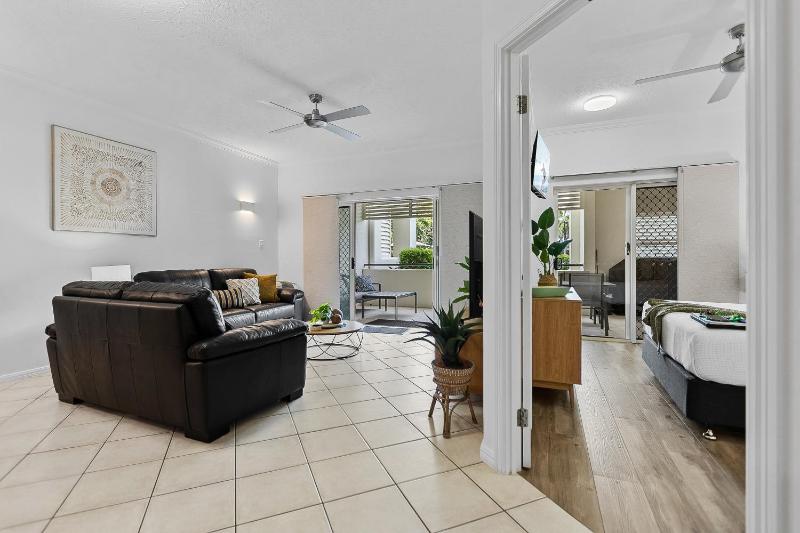 Cozy 3-Bedroom Oasis with Pool Access in Cairns - image 5