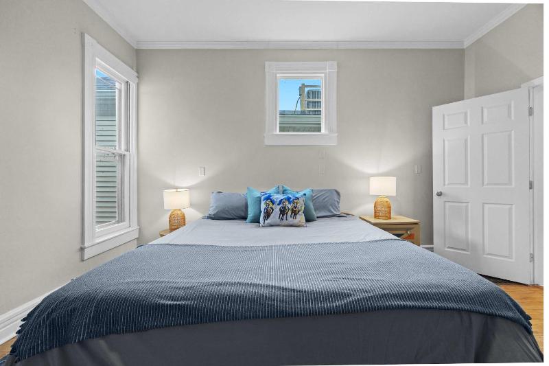 Cozy 1BR Near Downtown King Bed Full Kitchen - image 32