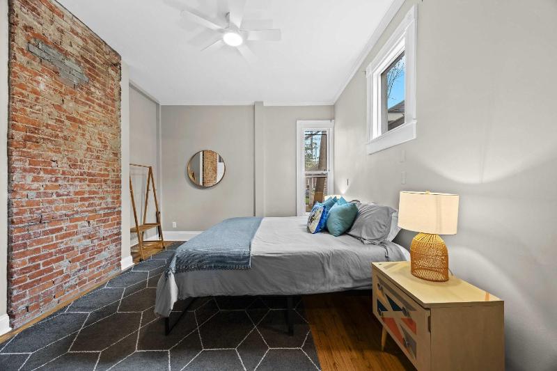 Cozy 1BR Near Downtown King Bed Full Kitchen - image 19