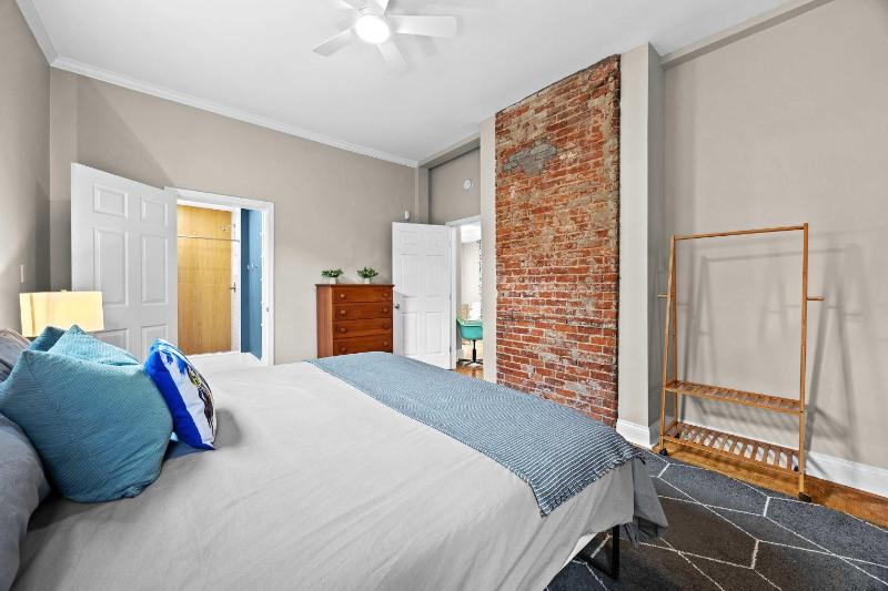 Cozy 1BR Near Downtown King Bed Full Kitchen - image 37