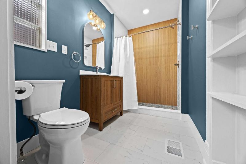 Cozy 1BR Near Downtown King Bed Full Kitchen - image 18