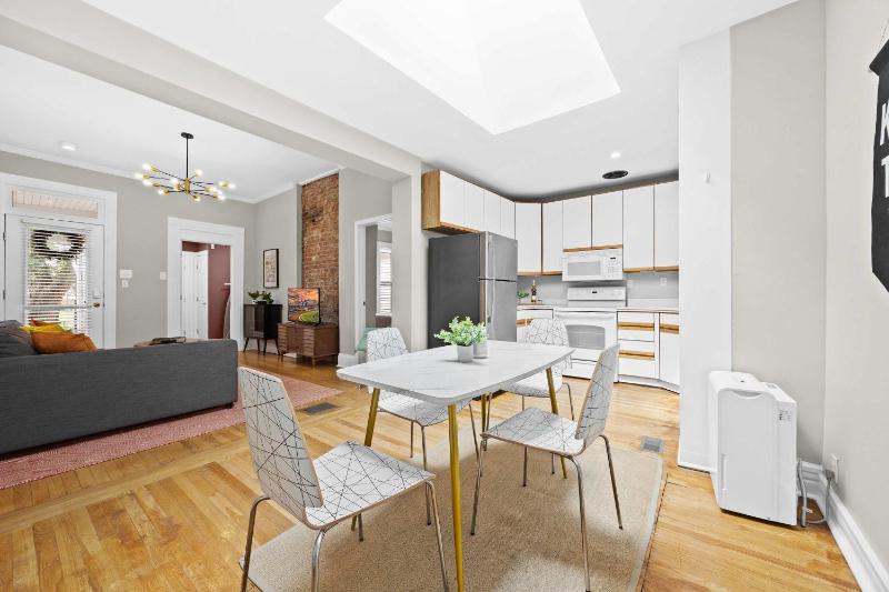 Cozy 1BR Near Downtown King Bed Full Kitchen - image 34