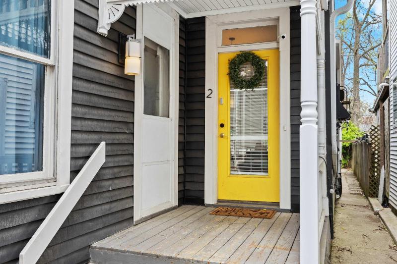 Cozy 1BR Near Downtown King Bed Full Kitchen - image 8