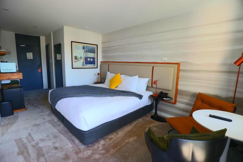 Superior King Room with Balcony image 1