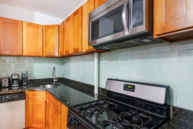 102-1A Best Value 2BR Apt Near Central Park - image 12