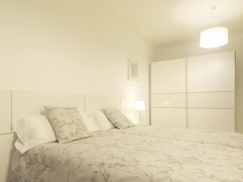 Twin Room with Shared Bathroom image 3