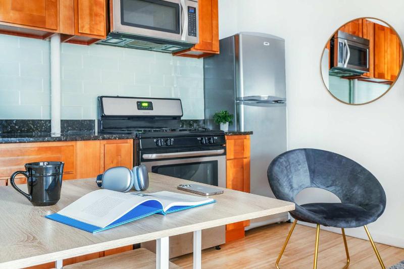 102-1A Best Value 2BR Apt Near Central Park - image 2