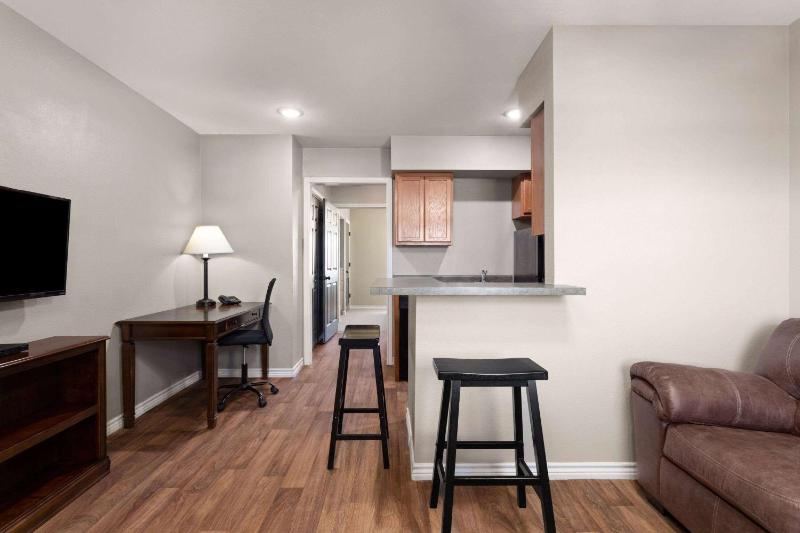 One-Bedroom King Suite - Non-Smoking image 2