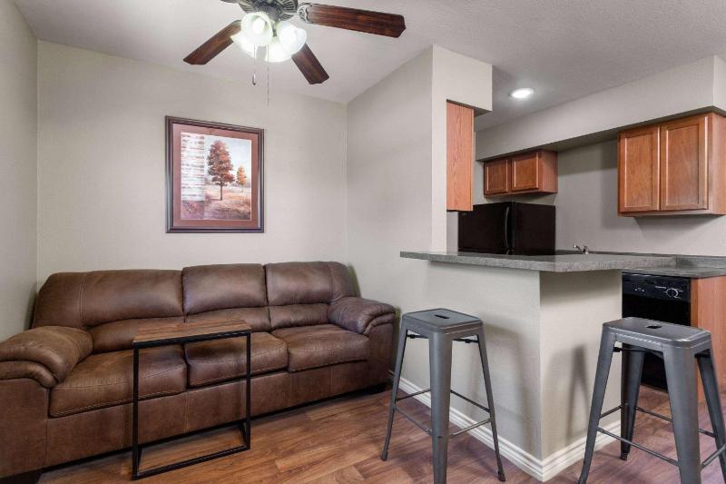 One-Bedroom Queen Suite - Non-Smoking image 4