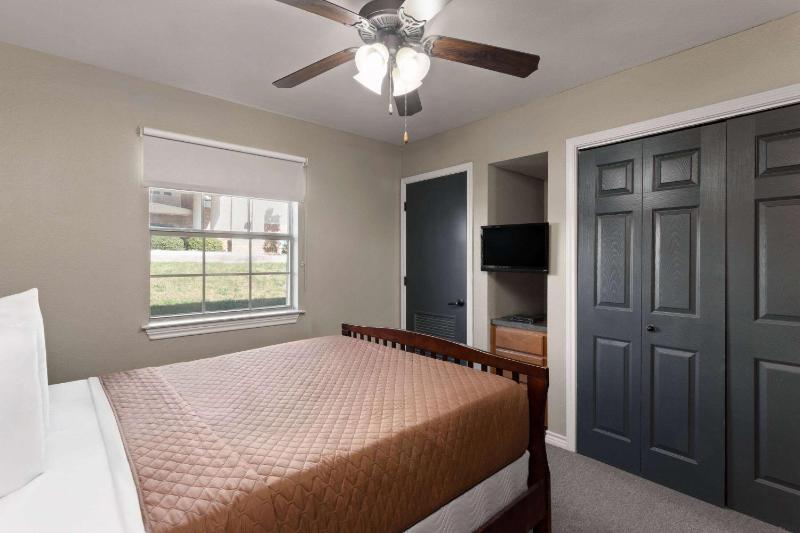 One-Bedroom Queen Suite with Roll-In Shower - Mobility Accessible - Non-Smoking image 2
