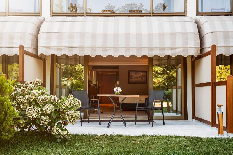 King Family Garden Room with Terrace image 3