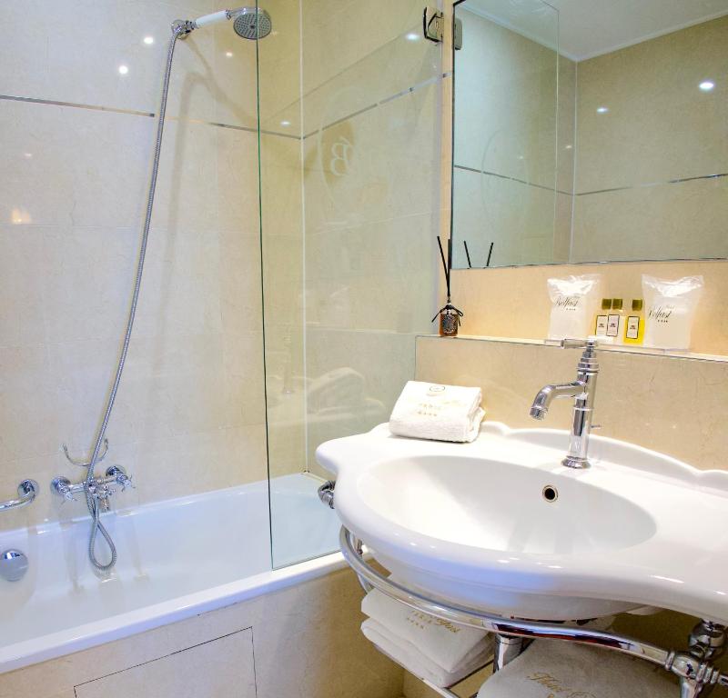 Double Room with Arc de Triomphe view image 2