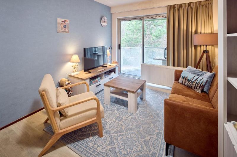 One-Bedroom Deluxe Apartment image 4