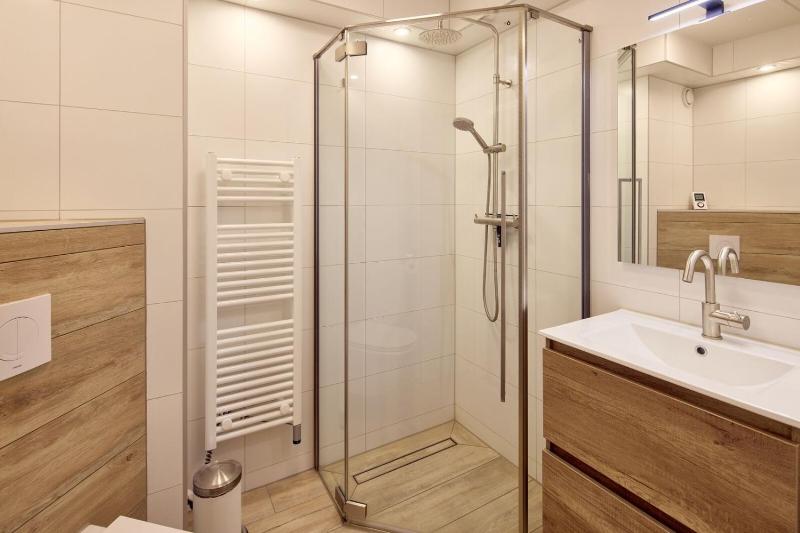 One-Bedroom Deluxe Apartment image 3