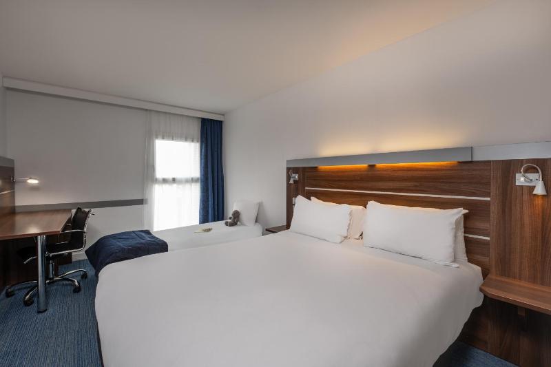 Standard Double Room with Sofa Bed image 3