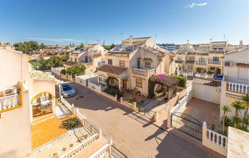 2 Bedroom Stunning Home In La Zenia - image 1