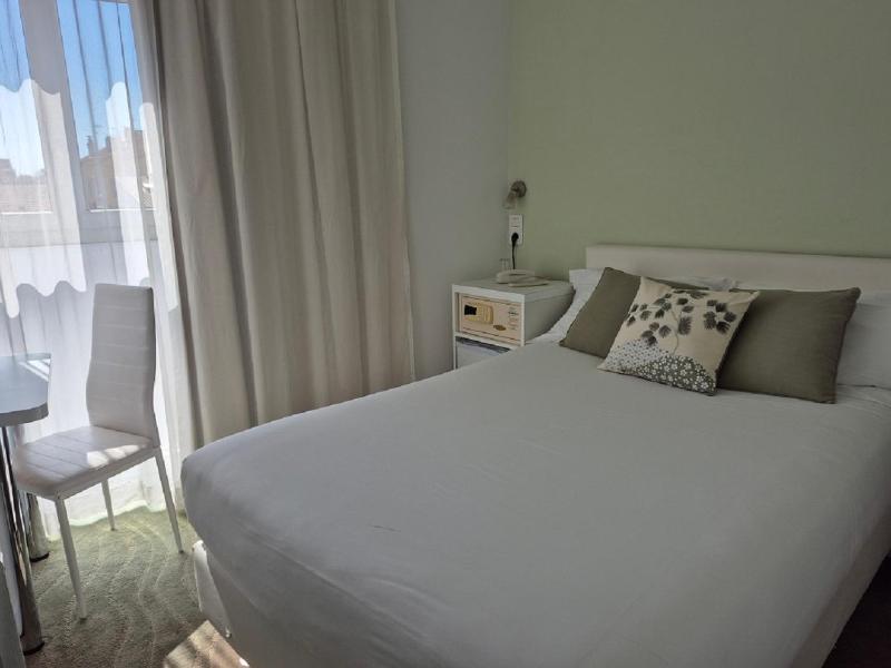 Small Single Room image 1