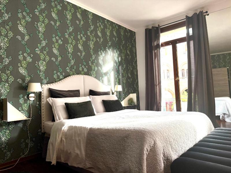 Deluxe King Room image 3
