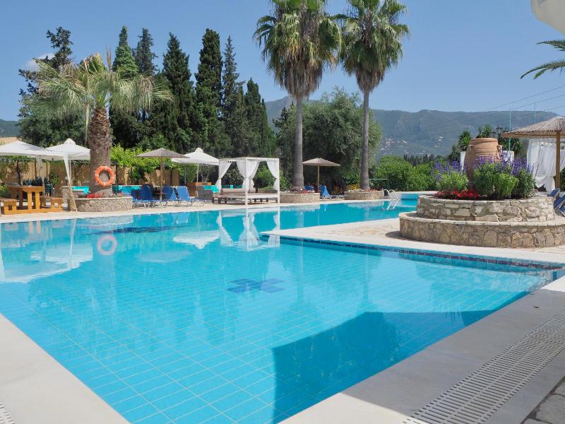 Triple Room with Pool View image 3