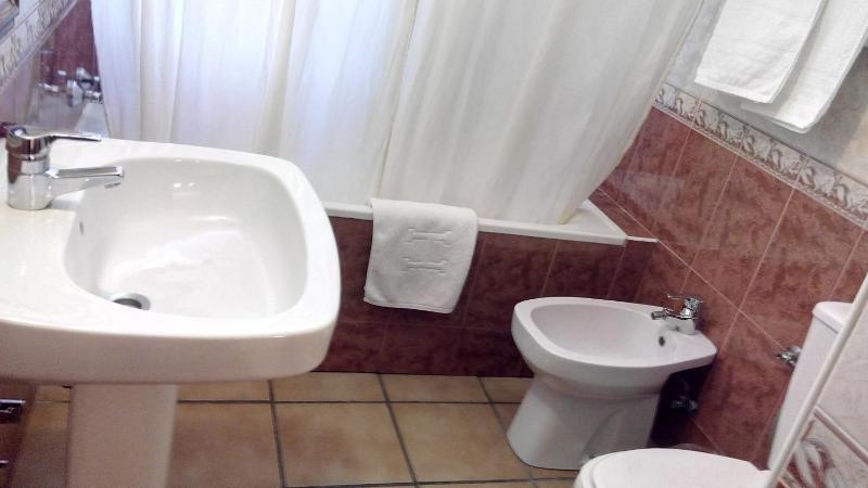 Twin Room image 4