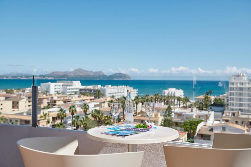 Double Room with Sea View (2 Adults) image 4