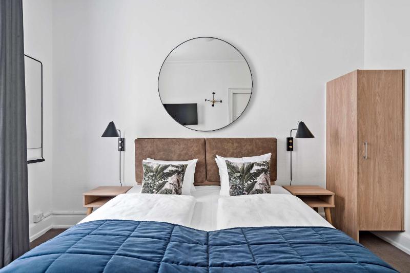 Standard Queen Room image 3