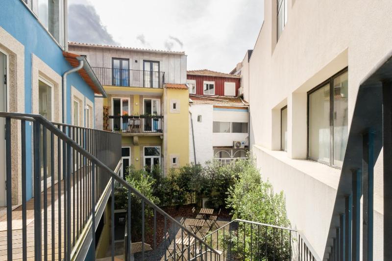 Luxury Style 4 with AC Downtown Porto near Metro - image 15