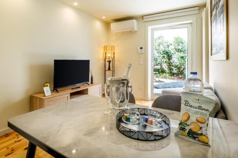 Luxury Style 7 with AC Downtown Porto near Metro - image 14