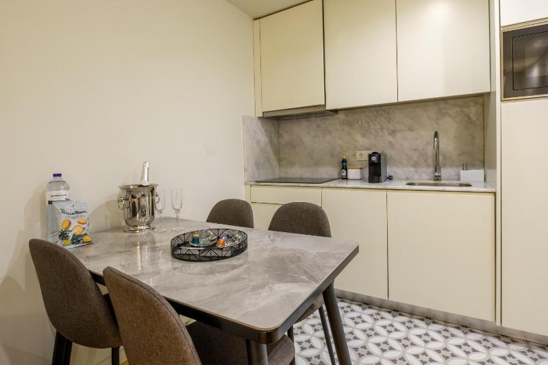 Luxury Style 7 with AC Downtown Porto near Metro - image 8