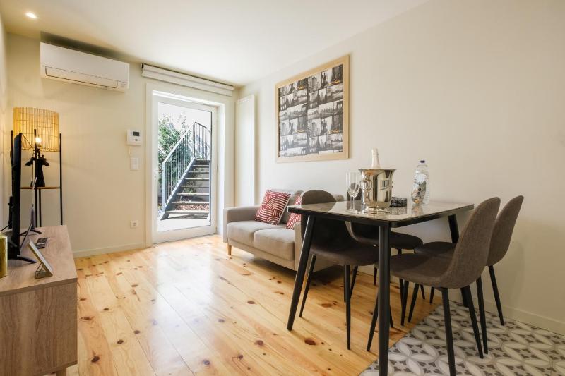 Luxury Style 7 with AC Downtown Porto near Metro - image 7