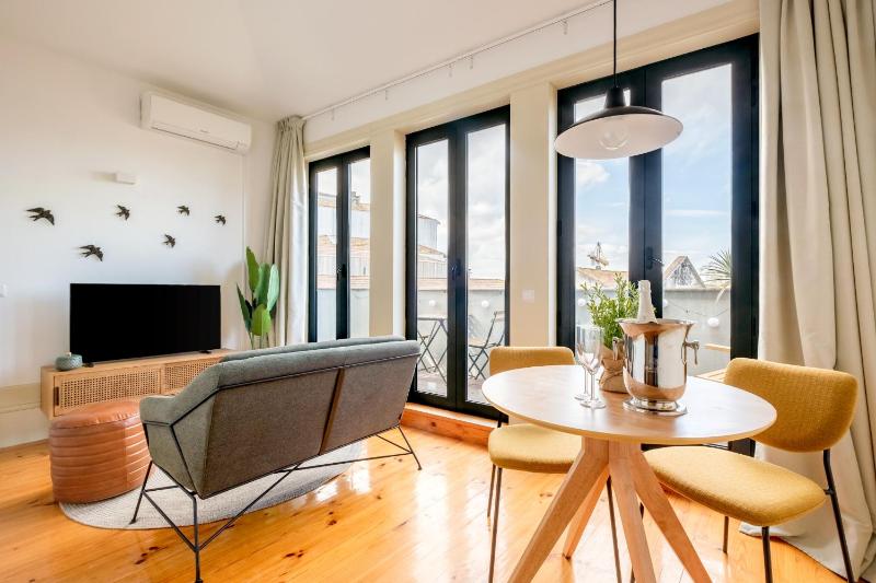 Cedofeita Sunshine Luxury Apartment Downtown Porto - image 1
