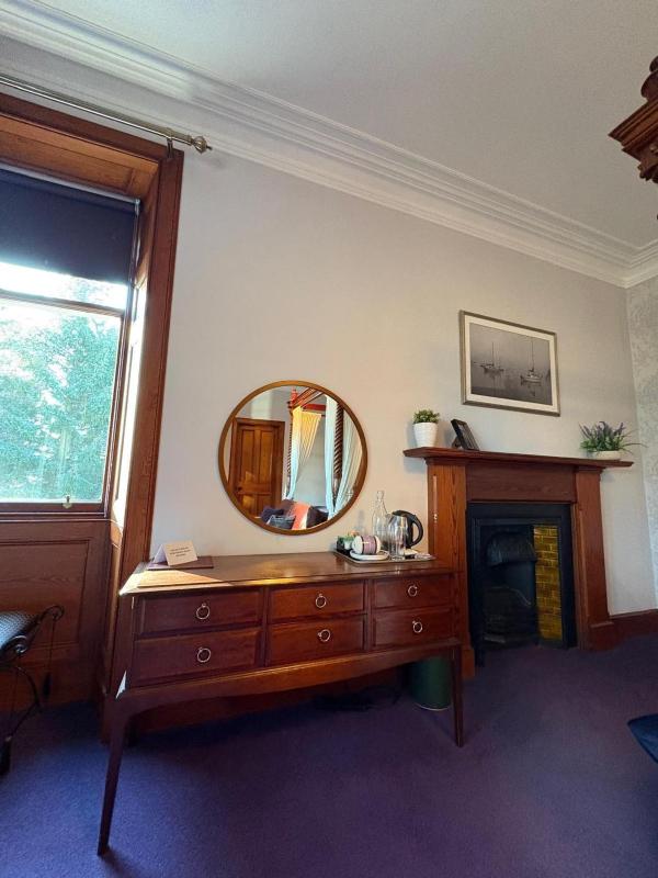 Superior King Room image 3