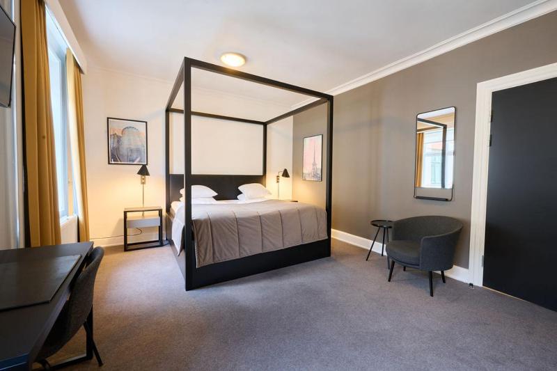 Deluxe King Room image 3