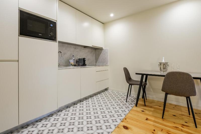 Luxury Style 6 with AC Downtown Porto near Metro - image 10