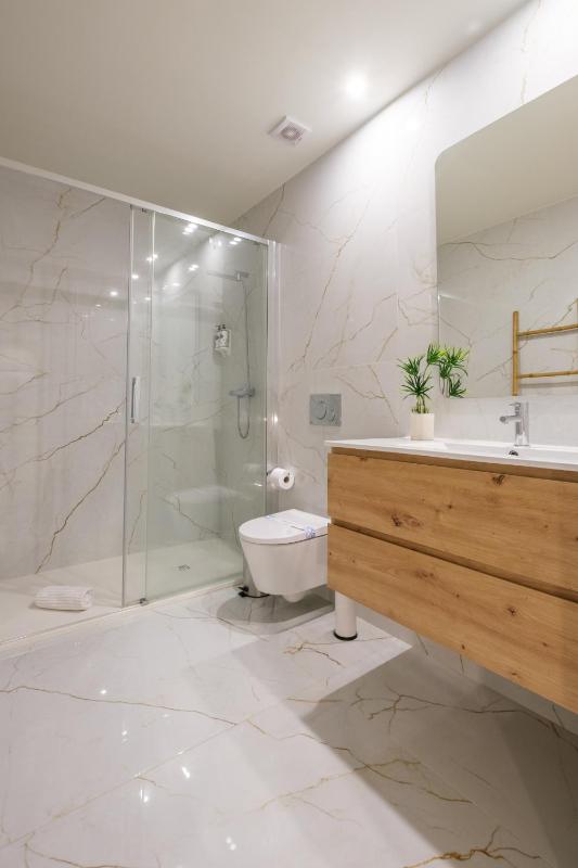 Luxury Style 6 with AC Downtown Porto near Metro - image 9