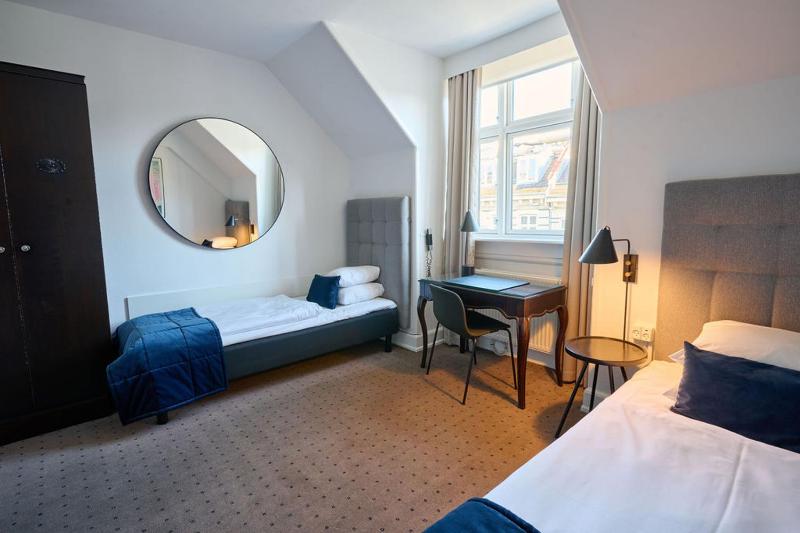 Standard Twin Room image 4