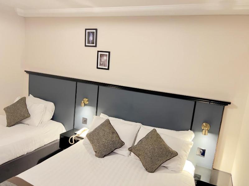 Family Room with Double and Single Beds image 4