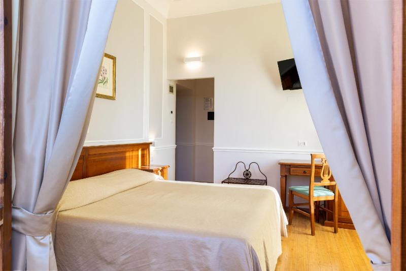 Double Room with Balcony image 4