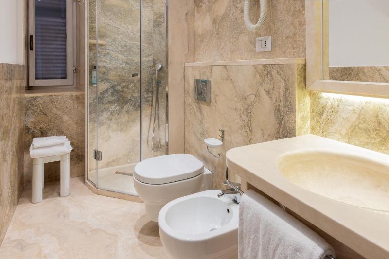 Double Room with Balcony image 2