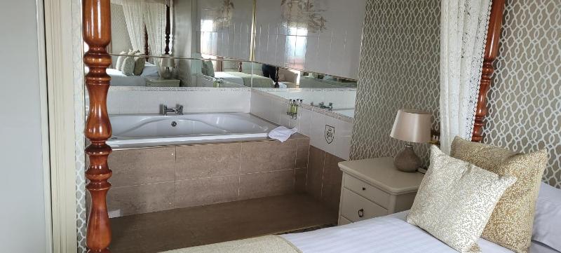 Premier Suite with Sea View image 4