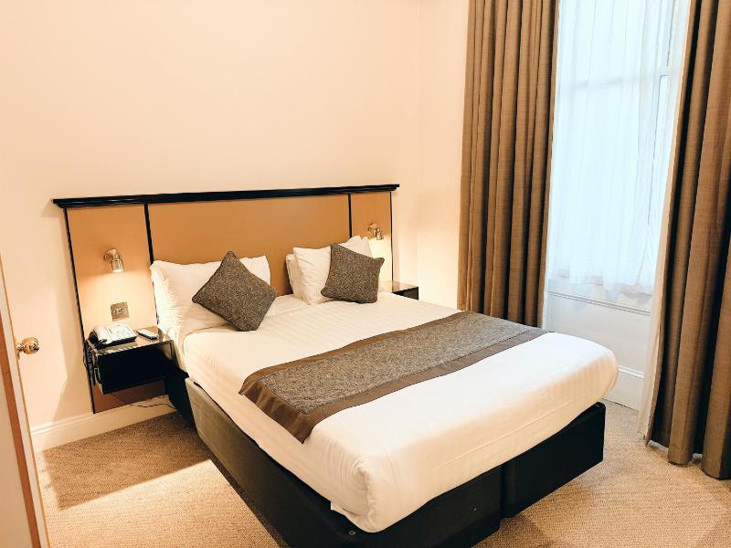 Standard Double Room image 3