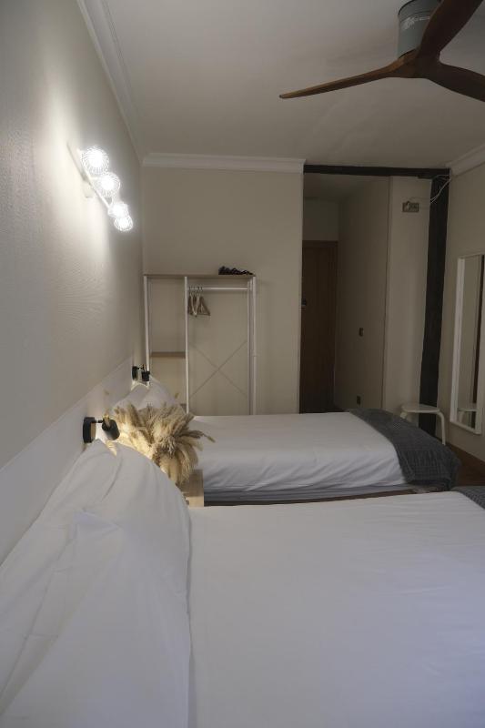 Comfort Triple Room with Shower image 3