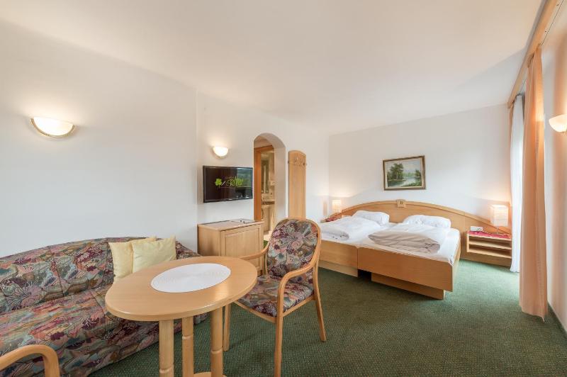 Double Room with Extra Bed image 1