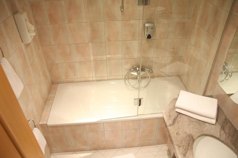 Double Room with Extra Bed image 4
