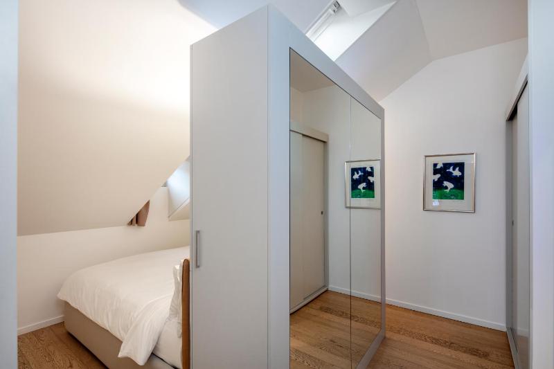 One-Bedroom Apartment image 4