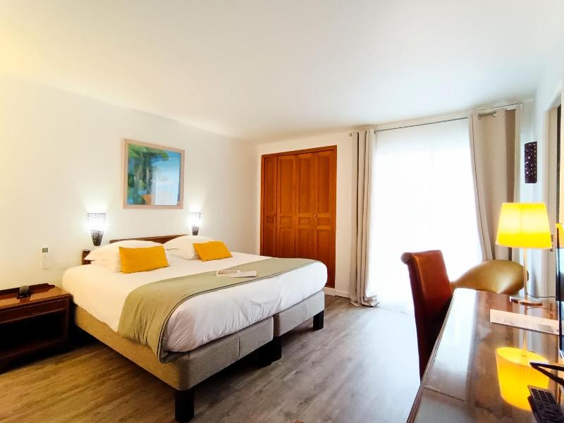 Double Room with Balcony image 3