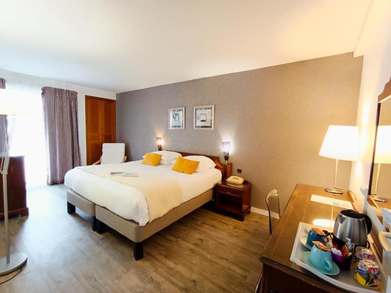 Double Room with Balcony image 4