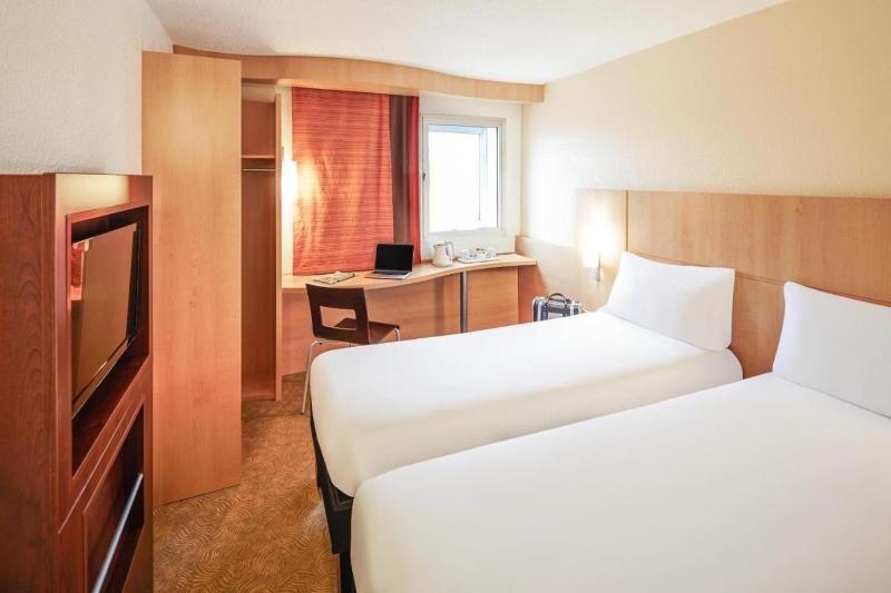 Standard Twin Room image 2