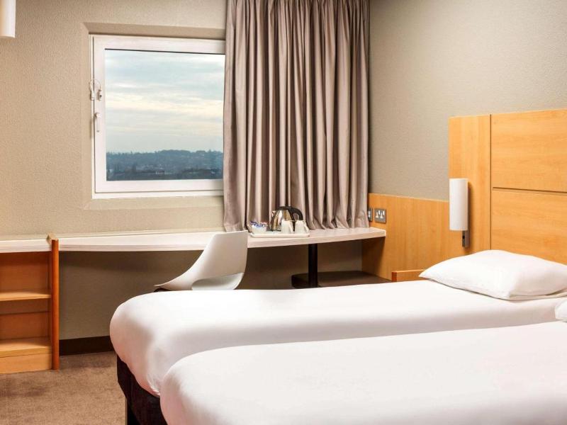 Standard Twin Room image 4