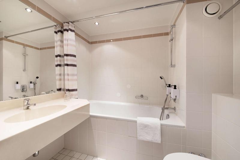 Superior Twin Room image 3